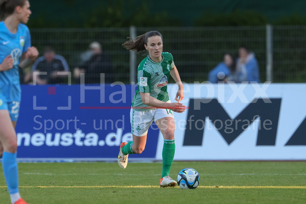 Fussball, Google Pixel Frauen-Bundesliga, SV Werder Bremen - VfL Wolfsburg | v.li.: Michaela Brandenburg (SV Werder Bremen, 14) am Ball, Einzelbild, Ganzkörper, Aktion, Action, Spielszene, DIE DFB-RICHTLINIEN UNTERSAGEN JEGLICHE NUTZUNG VON FOTOS ALS SEQUENZBILDER UND/ODER VIDEOÄHNLICHE FOTOSTRECKEN. DFB REGULATIONS PROHIBIT ANY USE OF PHOTOGRAPHS AS IMAGE SEQUENCES AND/OR QUASI-VIDEO.