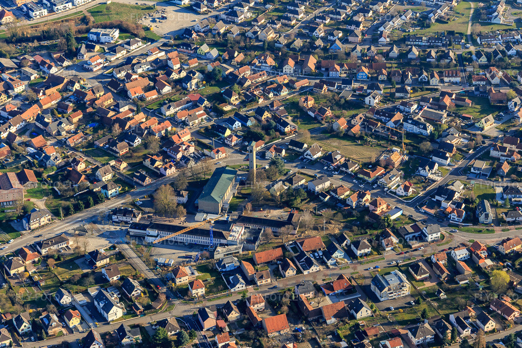 Vue aérienne: Groupe scolaire Ill au Rhin et Paroisse Catholique St Nazaire et Celse à Gambsheim dans le département Bas Rhin, France.Photo: IMG_097660.jpg prise le 16/03/2017 par Werner Riehm/FLY-FOTO.euRésolution de l'original: 5392 x 3595 pxHONAU.FREE.FR