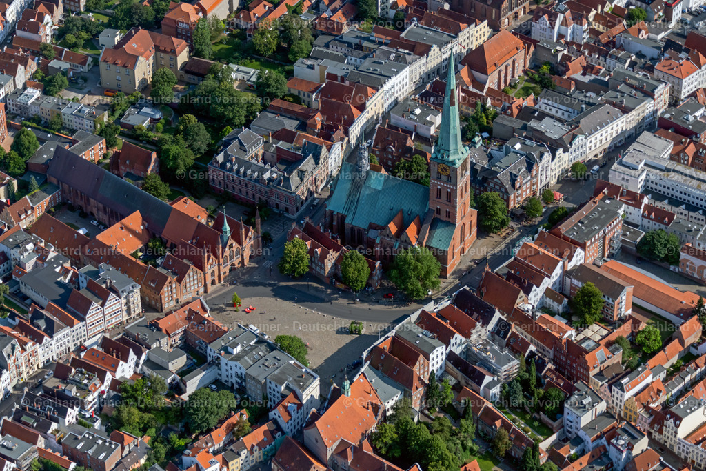 4038279 | Die im Baustil der Backsteingotik gebaute St. Jakobi Kirche ist eine der fünf evangelisch-lutherischen Hauptpfarrkirchen in der Lübecker Altstadt.