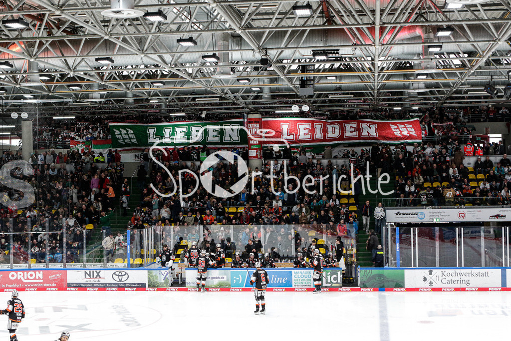 Löwen Frankfurt - Augsburger Panther | Die Fans der Augsburger zeigen zu Beginn des letzten Drittels eine schoene Choreographie / Ultras AEV