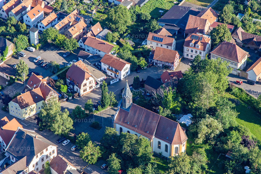 Luftbild: St. Bartholomäus Kirche in Zeiskam im Bundesland Rheinland-Pfalz in Deutschland. Foto: IMG_142473.jpg vom 09.07.2024 durch Werner Riehm/FLY-FOTO.de