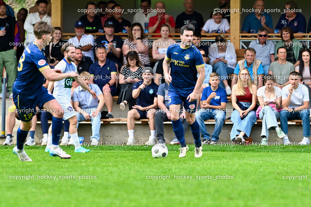 ATUS Velden vs. SV Dellach Gail | Besucher Waldarena Velden, #5 Roland Putsche ATUS Velden, #23 Maximilian Wastian Dellach Gail, #18 Marco Lesiak Dellach Gail, ATUS Velden vs. SV Dellach Gail, ATUS Velden vs. SV Dellach Gail am 03.05.2025 in Velden (Wald Arena Velden), Austria, (Photo by Bernd Stefan)