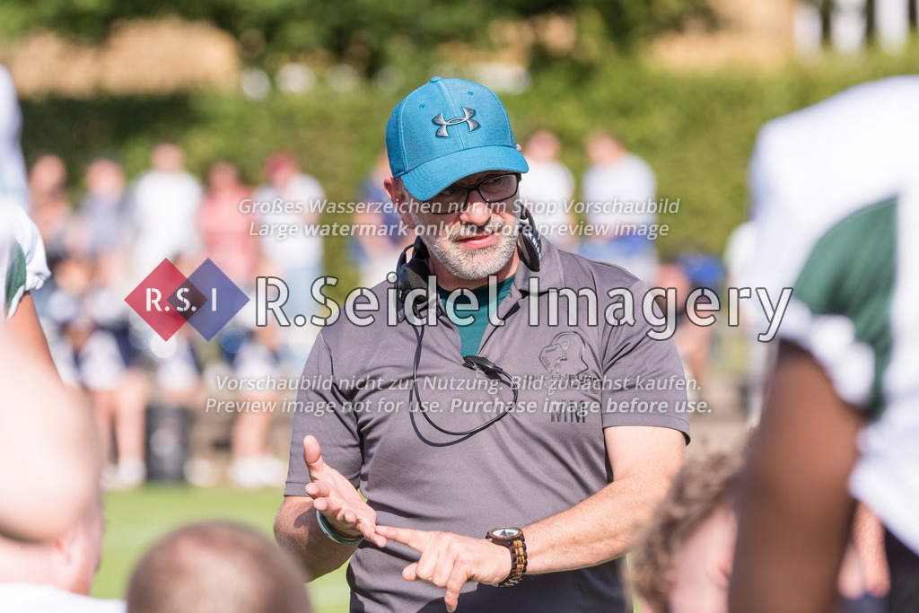 American Football, Saison 2022, Regionalliga Nord, Hamburg Blue Devils - Oldenburg Knights, Dr.-Hermann-Schnell-Sportplatz (Hamburg), 06.08.2022, 07. Gameweek | Marcus Meckes (Oldenburg, Head Coach) spricht nach dem Spiel zum Team.