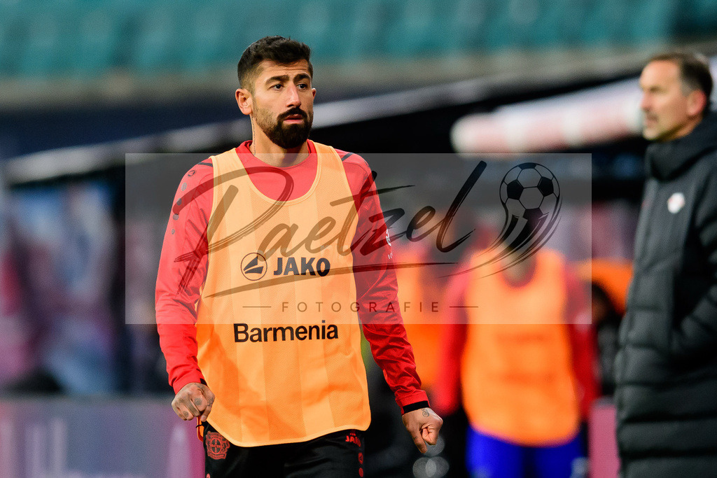 RBLLEV20211128_145 | Fussball, Herren: Kerem Demirbay (Bayer 04 Leverkusen) schaut bei dem Spiel der 1. Bundesliga zwischen RB Leipzig und Bayer 04 Leverkusen in der Red Bull Arena am 28.11.2021 in Leipzig, Deutschland.DFB / DFL REGULATIONS PROHIBIT ANY USE OF PHOTOGRAPHS AS IMAGE SEQUENCES AND/OR QUASI-VIDEO. - Realisiert mit Pictrs.com
