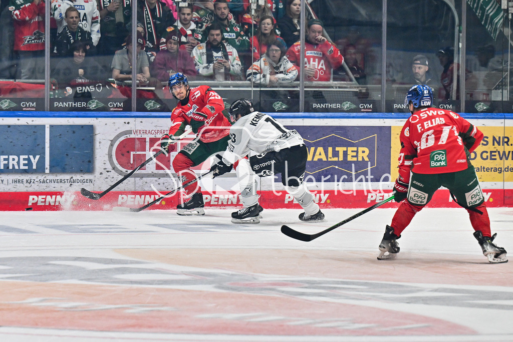 Augsburger Panther - Kölner Haie | im Duell Christian HANKE (Augsburger Panther #25) und Valtteri KAMIKÄINEN (Kölner Haie 13) / Zweikampf / DEL: Augsburger Panther - Kölner Haie; Curt Frenzel Stadion am 26.09.2025