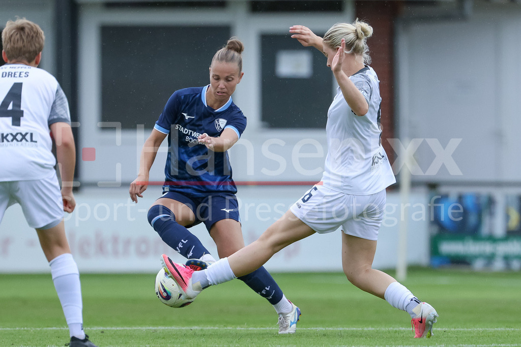 Fussball, Testspiel Frauen, SV Meppen - VfL Bochum | v.li.: Franziska Wenzel (VfL Bochum, 31) und Lotte Masseling (SV Meppen, 6) im Zweikampf, Duell, Dynamik, Aktion, Action, Spielszene