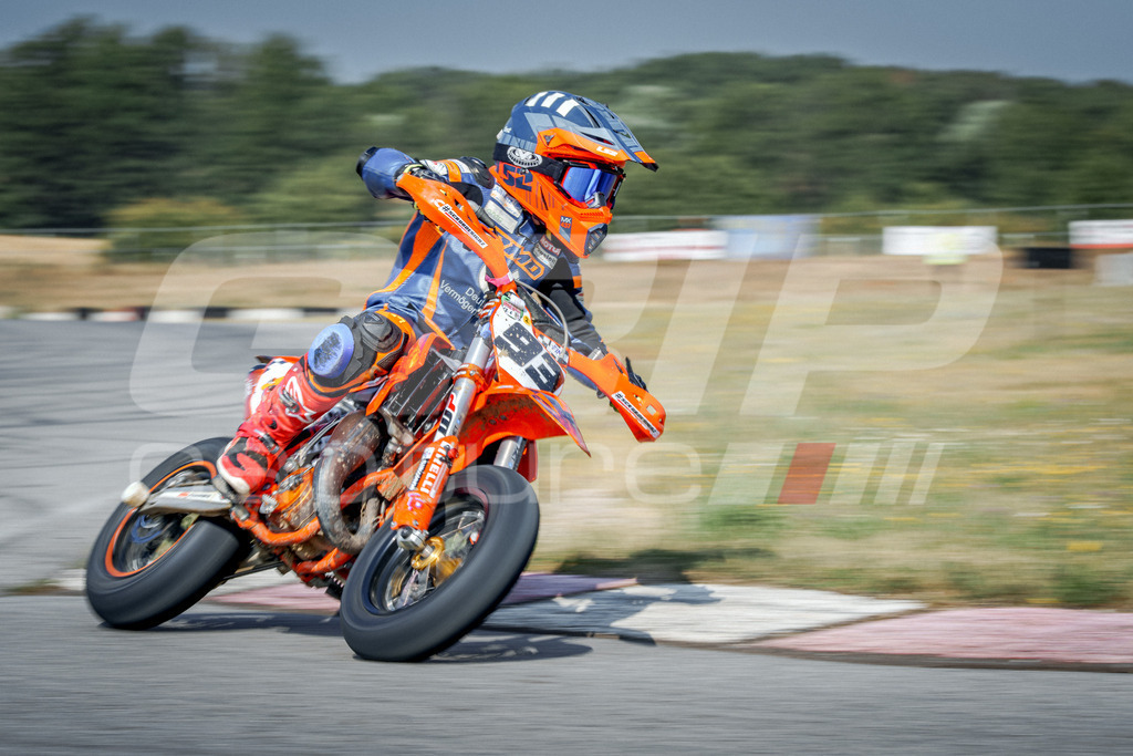 SuperMoto_Staatsmeisterschaft_Fuglau-464 | GRIPcapture steht für authentische Sportfotografie in Österreich – für Momente, die mehr sind als Geschwindigkeit oder Ergebnis. Es geht um Emotion, Spannung, Fokus und den Augenblick, der oft nur einen Wimpernschlag dauert.Ob Motorsport, Teamsport oder 