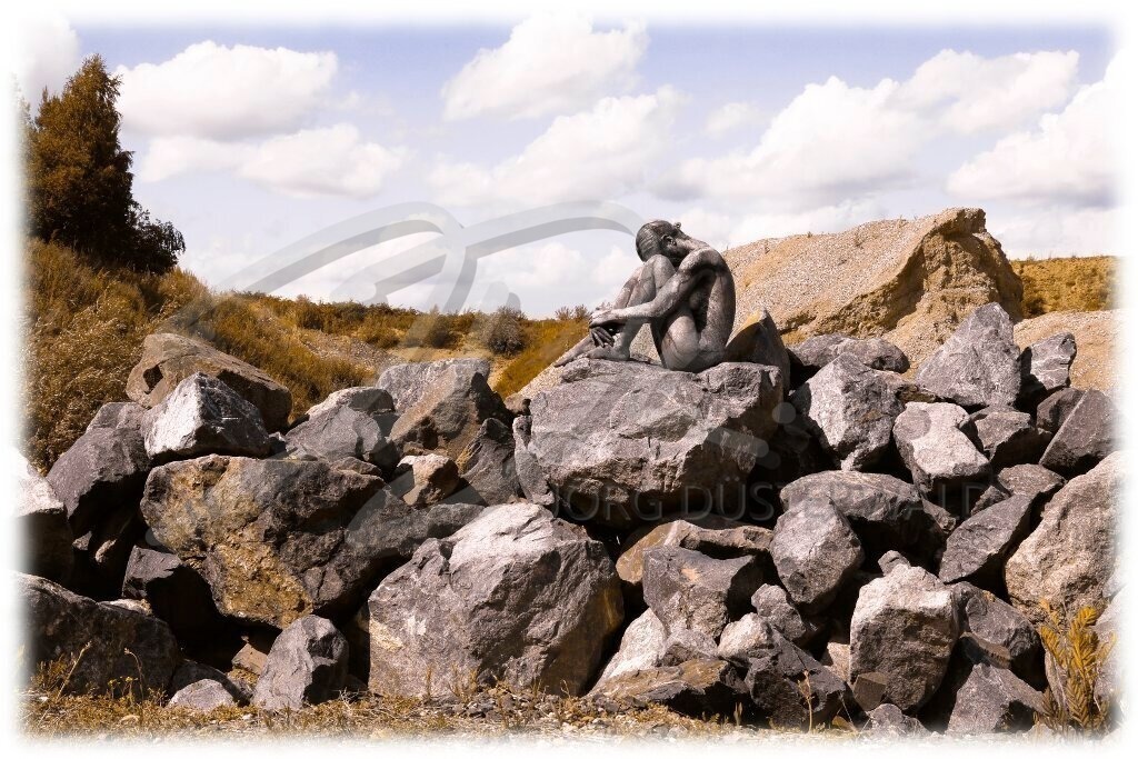 NatureArt-BLACKSTONES_2916a2b | Eingefärbte Steine mit Frau | #009 | Modell: Renée-Claire | Foto: Tschiponnique Skupin - Realisiert mit Pictrs.com