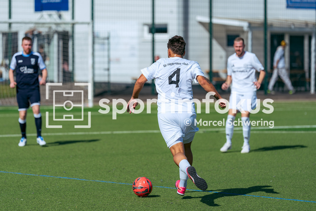 SV Jägerhaus-Linde – TSV Beyenburg | Tom-Vincent Stratmann (4, SV Jägerhaus-Linde) am Ball, Kreisliga A: SV Jägerhaus-Linde gegen TSV Beyenburg, Wuppertal, 27.09.2026. Endstand: 1:2 (0:1). sportimfokus / Marcel Schwering - Realisiert mit Pictrs.com