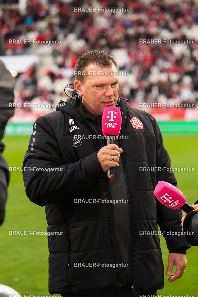 Rot-Weiss Essen - 1.Fc Schweinfurt | Essen, Deutschland, 02.11.2025 Uwe Koschinat (Rot-Weiss Essen) gibt ein Interviewwährend des 3.Liga Spiels zwischen  Rot-Weiss Essen und 1.Fc Schweinfurt am 02.11.2025 im Stadion an der Hafenstraße in Essen. (Foto von Timo Bluhmki-Schmidt/Brauer Fotoagentur
