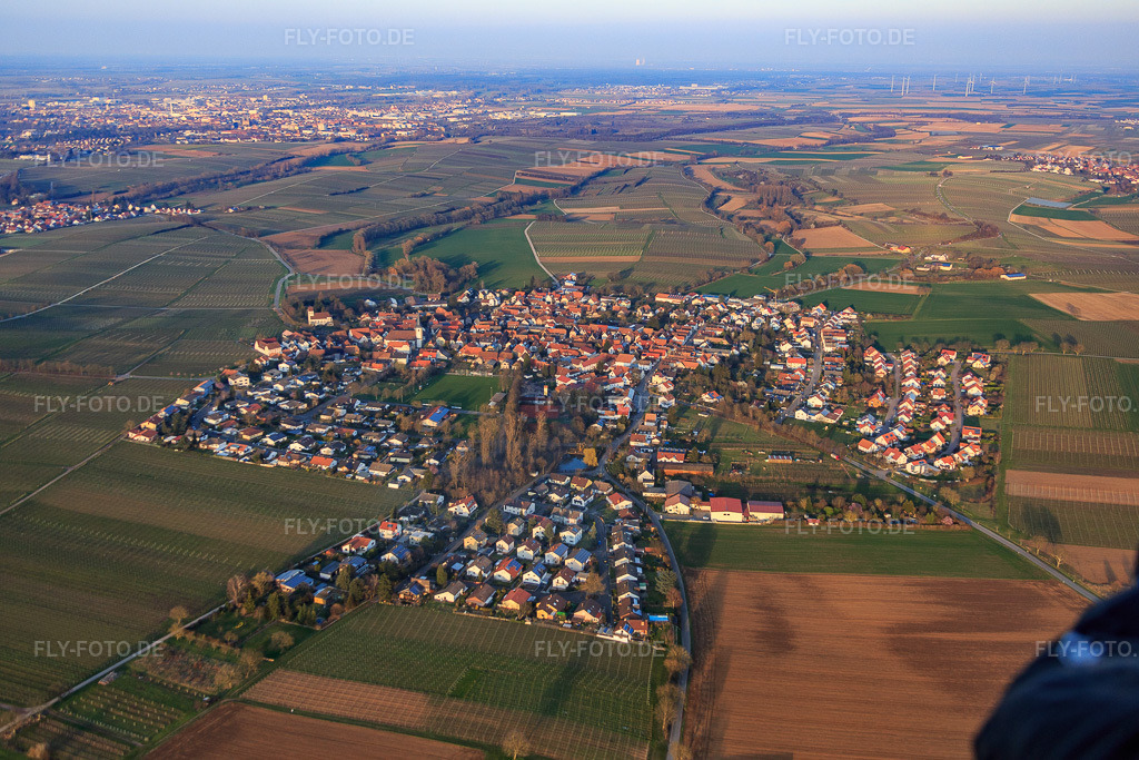 Luftbild: Dorfansicht von Westen im Ortsteil Mörzheim in Landau im Bundesland Rheinland-Pfalz in Deutschland. Foto: IMG_086835.jpg vom 26.03.2016 durch Werner Riehm/FLY-FOTO.de