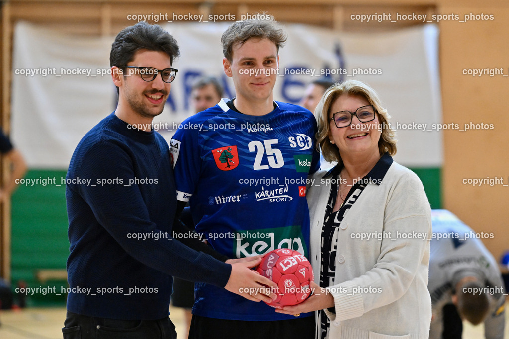SC Ferlach vs. roomz JAGS Vöslau | Ballspende, Gemeinderat Ferlach Stefan Vanzou, #25 PLONER Florian SC Ferlach, Stadträtin Ferlach Helga Seeber, SC Ferlach vs. roomz JAGS Vöslau, SC Ferlach vs. roomz JAGS Vöslau am 08.11.2025 in Ferlach (Ballspielhalle Ferlach), Austria, (Photo by Bernd Stefan)