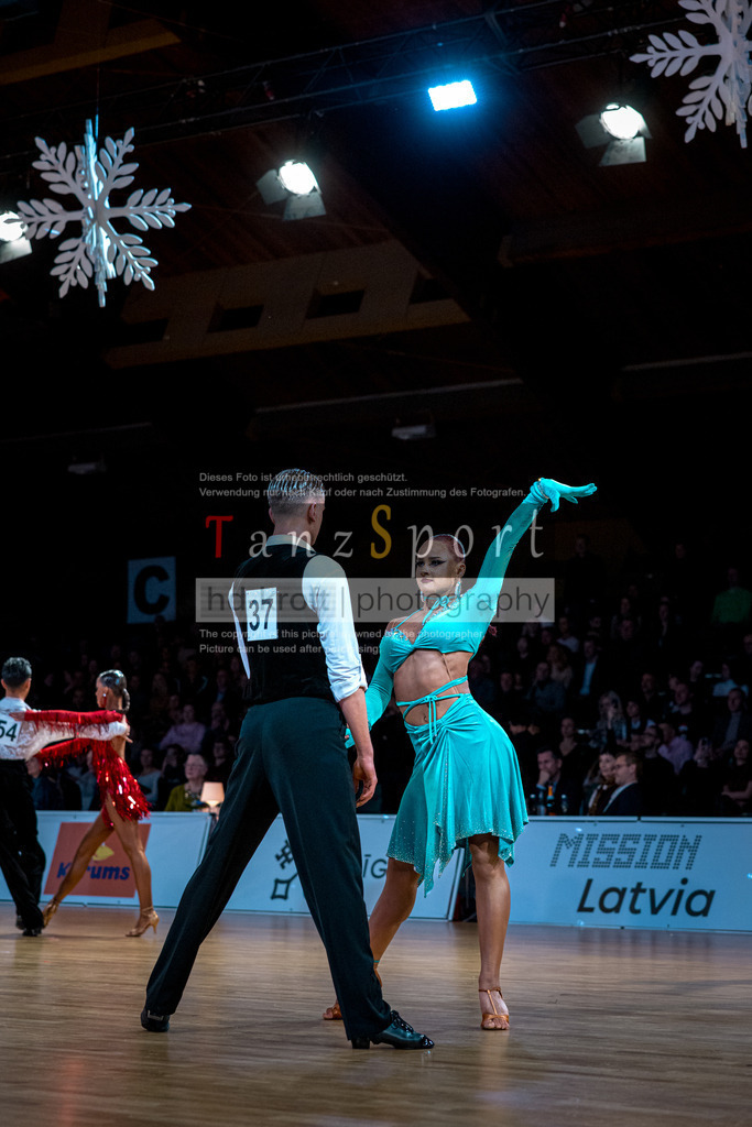 20251213_Baltic-GP_2221-2 | Tanzsportbilder, Standardtanz, Lateintanz, WDSF, DTV, LTVB, dancecomp, goc, hessen tanzt, blaues band der spree, walzer, tango, wiener walzer, slowfox, quickstepp, samba, rumba, cha-cha-cha, paso doble. jive, hd-kroft photography, turniertanzsport