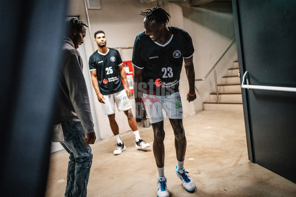 Basketball | Männer | Saison 2024/2025 | easyCredit Basketball Bundesliga | 18. Spieltag | Veolia Towers Hamburg vs. FIT/One Würzburg Baskets | 26.01.2025 | v.l. Camron Reece (#14, Veolia Towers Hamburg) und Kur Kuath (#23, Veolia Towers Hamburg) beim Einlauf