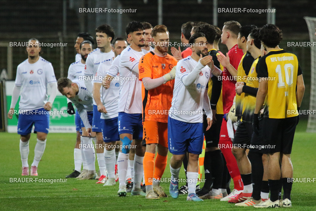 KFC Uerdingen - Ratingen 04/19 | Krefeld, Deutschland, 02.12.25 Die Mannschaften von Ratingen und dem KFC Uerdingen vor dem Oberliga Niederrhein Spiel zwiachen KFC Uerdingen - Ratingen 04/19 im Krefelder Grotenburg Stadion am 02. Dezember 2025 in Krefeld (Foto von Ralph Görtz / Brauer-Fotoagentur)