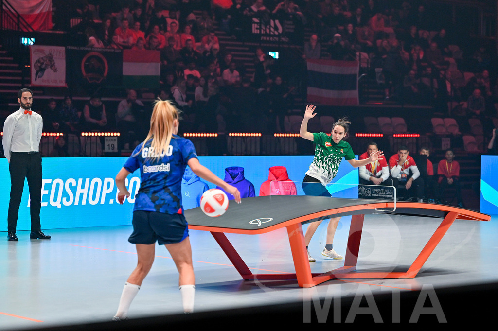 _DWI5704 | Anna Iszak vs Carolyn Greco beim Frauen- Single  Ungarn vs. USA bei der Teqball Weltmeisterschaft 2022 in der Kia Metropole Arena. Nürnberg, 27.11.2022 - Realisiert mit Pictrs.com