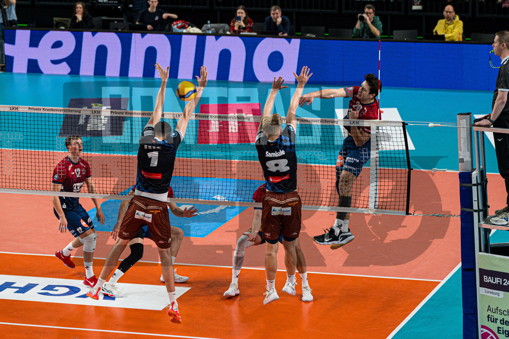 Volleyball I Herren I Saison 2025/2026 I Bundesliga I 10. Spieltag I SVG Lüneburg - WWK Volleys Herrsching | Janik Sambale (8, WWK Volleys Herrsching) und Djordje Ilic (1, WWK Volleys Herrsching) im Block gegen Ethan Robert Champlin (20, SVG Lüneburg) - Realisiert mit Pictrs.com