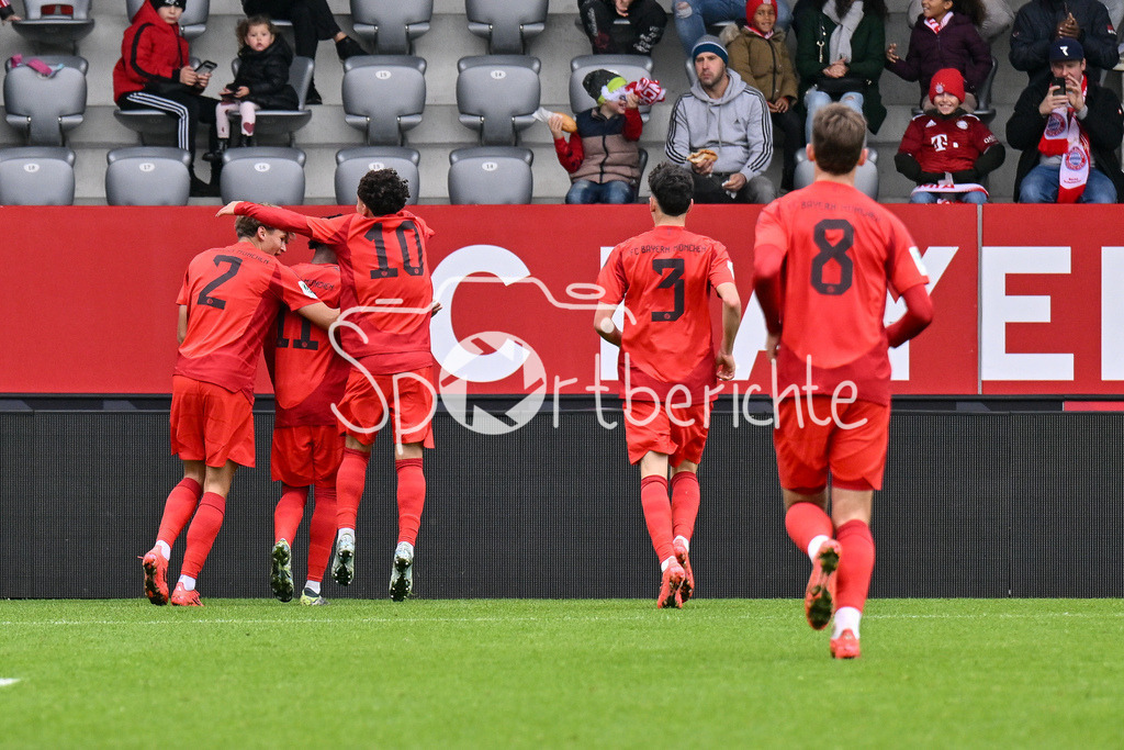 FC Bayern München U19 - TSV 1860 München U19 | Jubel nach dem 1-1 durch Mike WISDOM (FCB #11) / Freude / happy / Treffer / Tor / Torschuezte / U19 DFB Nachwuchsliga: FC Bayern Muenchen U19 - TSV 1860 Muenchen U19, FC Bayern Campus am 02.11.2024
