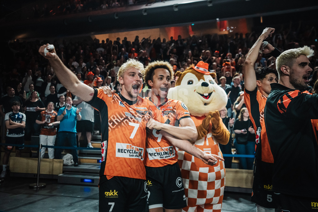 Volleyball | Herren | Saison 2024/2025 | 1. Volleyball Bundesliga Männer | Finale | BERLIN RECYCLING Volleys vs. SVG Lüneburg | 03.05.2025 | v.l. Simon Plaskie (#7, Berlin Recycling Volleys) und Djifa Julien Amedegnato (#9, Berlin Recycling Volleys) jubeln von der Bank