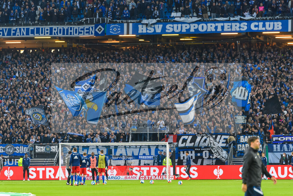 HSVSCF20220419_417 | Fussball, Herren: . Fans von Hamburger SV beim DFB-Pokal-Halbfinalspiel zwischen Hamburger SV und SC Freiburg im Volksparkstadion am 19.04.2022 in Hamburg, Deutschland.DFB / DFL REGULATIONS PROHIBIT ANY USE OF PHOTOGRAPHS AS IMAGE SEQUENCES AND/OR QUASI-VIDEO. - Realisiert mit Pictrs.com