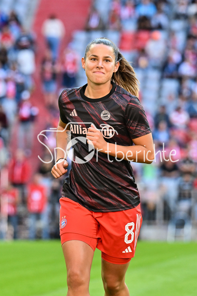 FC Bayern München - Bayer 04 Leverkusen | Im Bild Lena OBERDORF (FC Bayern München Frauen 8) beim warmmachen vor der Partie / Einzelfoto / Freisteller / Google Pixel Frauen-Bundsliga: FC Bayern München - Bayer 04 Leverkusen; Allianz Arena am 06.09.2025