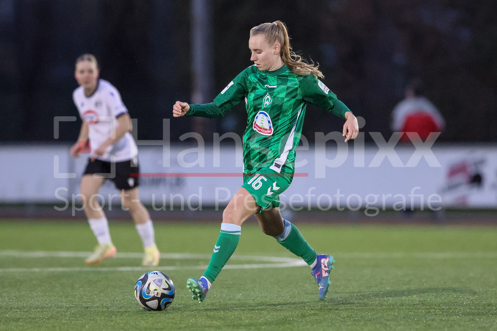 Fussball, Testspiel Frauen, DSC Arminia Bielefeld - SV Werder Bremen | v.li.: Emöke Papai (SV Werder Bremen, 16) am Ball, Einzelbild, Ganzkörper, Aktion, Action, Spielszene