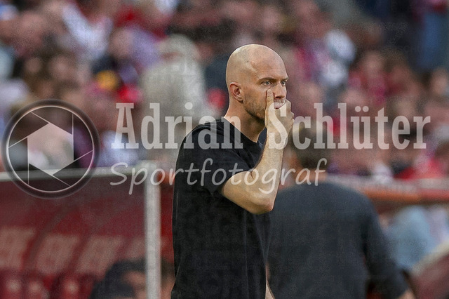 25.04.2026, GER, Fussball, Herren, 1. BL, Saison 2025/2026, 1. FC Köln - Bayer 04 Leverkusen | Trainer Rene Wagner gestikuliert, Gestik 