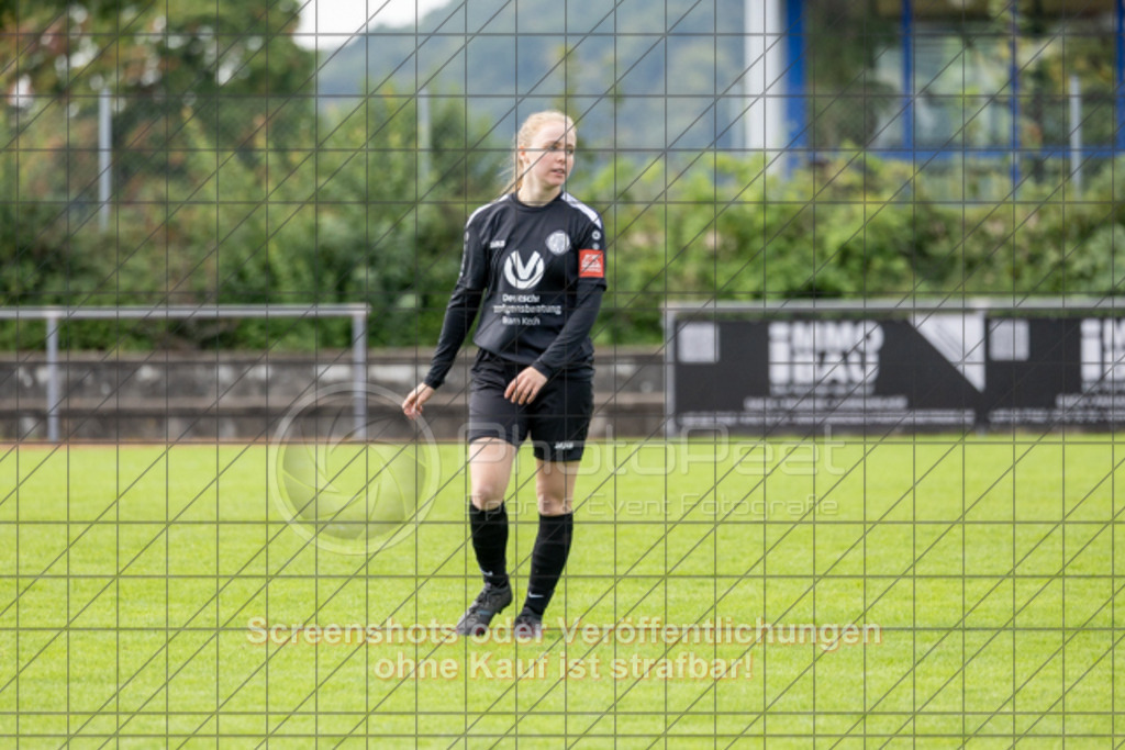 20250928_143804_0600 | #,1.FC Donzdorf (schwarz) vs. TV Derendingen (rot), Fussball, Frauen-Verbandsliga Württemberg, 03. Spieltag, Saison 2025/2026, Rasenplatz Lautertal Stadion, Süßener Straße 16, 73072 Donzdorf, 28.09.2025 - 13:00 Uhr,Foto: PhotoPeet-Sportfotografie/Peter Harich