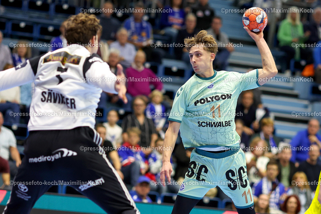 Gum08102401014 | 08.10.2024, Handball, European League, VfL Gummersbach - IK Sävehof, Schwalbe-Arena: Mathis Häseler (GUM #11) wirft den Ball auf das Tor von Torwart  Oscar Sävinger (IK Sävehof #1)