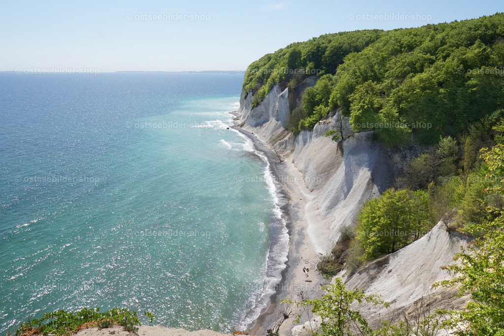 Kreidemeer | Lockermassen, die im Winter und Frühjahr bei Rutschungen und Abbrüchen auf den schmalen Strand der Kreideküste stürzen, werden alsbald von den anstürmenden Wellen aufgelöst. In Ufernähe ist von oben gut zu erkennen, wie das Meer die aufgelöste, schwebende Kreide fortträgt.