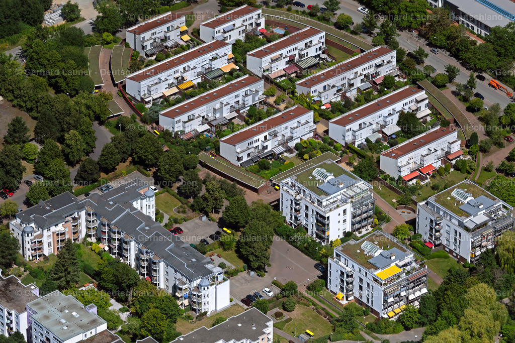 4036006 | BRAUNSCHWEIG 31.07.2020 Wohngebiet einer Mehrfamilienhaussiedlung im Ortsteil Weststadt in Braunschweig im Bundesland Niedersachsen, Deutschland. // Residential area of the multi-family house settlement in Brunswick in the state Lower Saxony, Germany. Foto: Gerhard Launer
