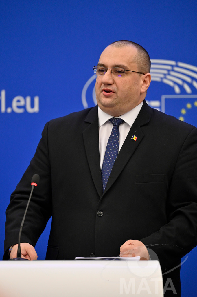 _DWI0026 | Politiker Cristian Terhes bei einer Pressekonferenz zum Thema ' Alarmierende Statistiken zu den Folgen des COVID-Lockdowns' im Europäischen Parlament. Straßburg, 18.01.2023 - Realisiert mit Pictrs.com