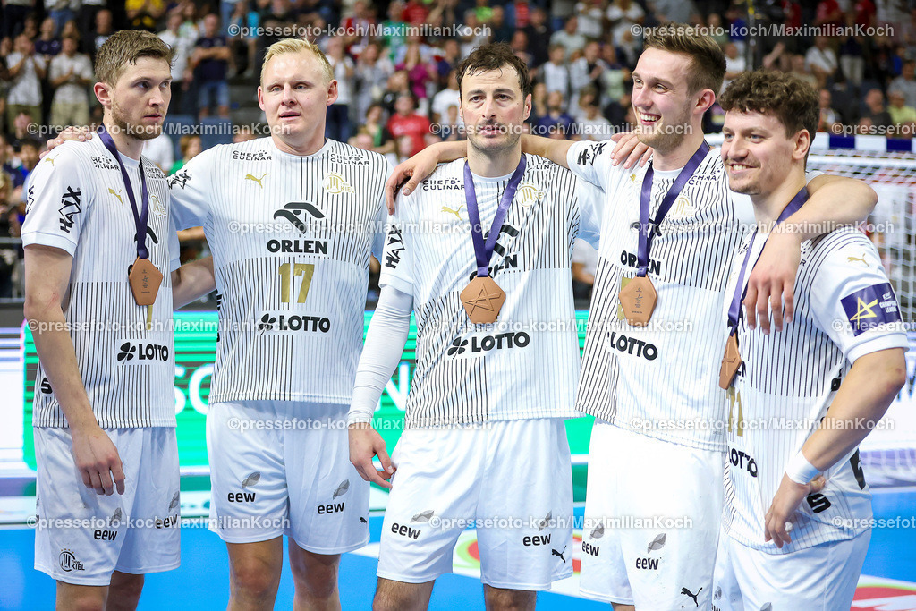 KoeEHF09062401086 | 09.06.2024, Köln, Handball, TruckScout24 EHF FINAL4, Machineseeker Champions League Men, Lanxess-Arena, Spiel um Platz 3, SC Magdeburg - THW Kiel: Freude bei der Kieler Mannschaft nach dem 32:28 Sieg gegen Magdeburg. Abschlussjubel. L-R Magnus Landin Jacobsen (THW Kiel), Patrick Wiencek (THW Kiel), Domagoj Duvnjak (THW Kiel), Nikola Bilyk (THW Kiel) und Elias Ellefsen a Skipagotu (THW Kiel)