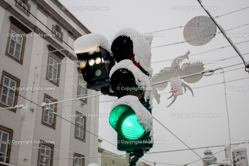Linz_ Schnee_ 02.12.2023-34 | 02.12.2023, Linz, AUT, Schnee, im Bild Schneefall, Winter, Wintereinbruch, Weiss, Park, Schneefahrbahn, Neuschnee, Schneelast, Ampel