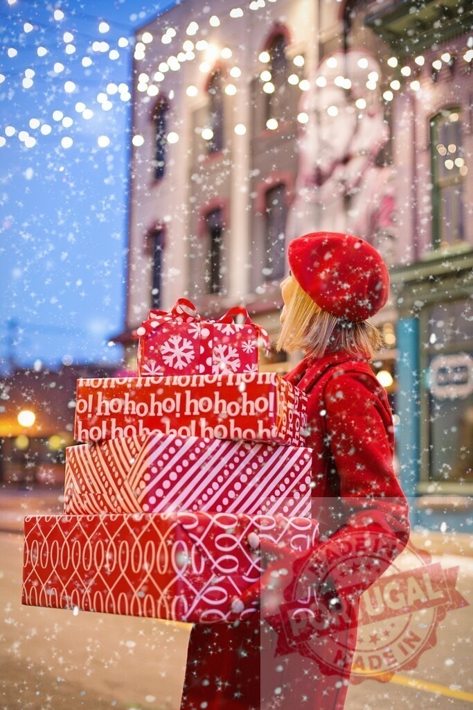Woman carrying Christmas gifts walking in a snowy street | Woman carrying Christmas gifts walking in a snowy street with Santa Claus in the background - Realisiert mit Pictrs.com