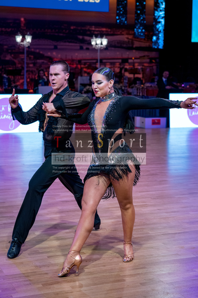 20251212_WDSF_World_Ch_Cup_RS-Lat_0719-2 | Tanzsportbilder, Standardtanz, Lateintanz, WDSF, DTV, LTVB, dancecomp, goc, hessen tanzt, blaues band der spree, walzer, tango, wiener walzer, slowfox, quickstepp, samba, rumba, cha-cha-cha, paso doble. jive, hd-kroft photography, turniertanzsport