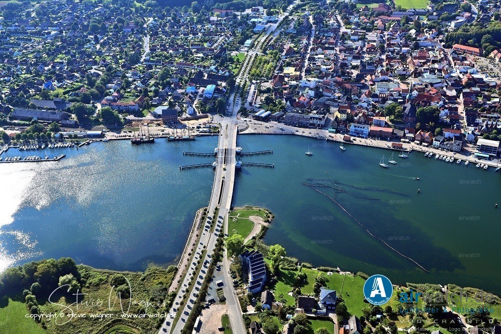 Luftbild Kappeln an der Schlei - Kappeln, bekannt als „Tor zur Ostsee“ | Kappeln, bekannt als „Tor zur Ostsee“, bietet eine Vielzahl von Erlebnissen abseits der ausgetretenen Pfade. Ein absolutes Highlight ist der Heringszaun, der letzte noch aktive Heringszaun Europas, der im Rahmen der Kappelner Heringstage im Herbst erneut in Betrieb genommen wird und einen beeindruckenden Einblick in die traditionelle Fischfangmethode bietet. Besonders empfehlenswert ist ein Blick auf den Zaun von der Klappbrücke aus, von wo aus auch das stündliche Öffnen und Schließen der Brücke beobachtet werden kann.