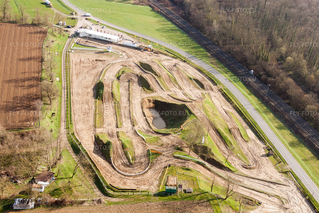 Vue aérienne: Traverser la piste de course tout-terrain du circuit de moto du Moto club de Mothern à Mothern dans le département Bas Rhin, France – .Photo: IMG_25624.jpg prise le 02/04/2010 par Werner Riehm/FLY-FOTO.eu – Résolution de l'original: 4752 x 3168 px