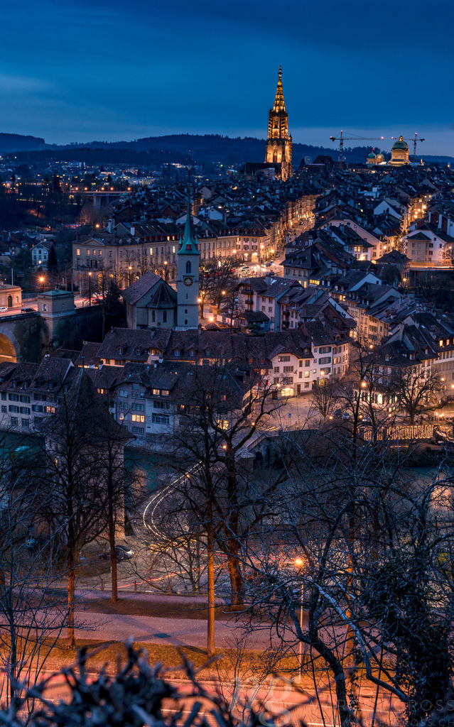 Berns Altstadt im Dämmerlicht | Die ideale Geschenkidee für Naturliebhaber. Naturbilder von Marcel Gross Photography für ihr Zuhause in den verschiedensten Formaten und Materialien. - Realisiert mit Pictrs.com