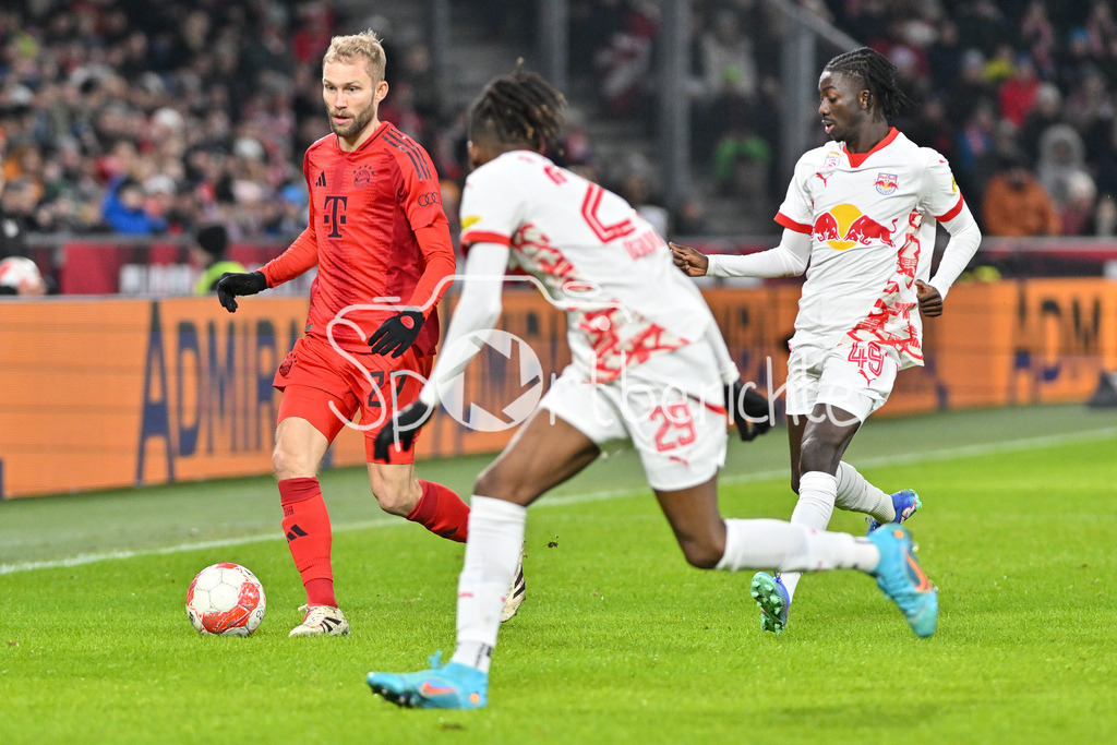 Augsburger Panther - EC VSV | im Duell Konrad LAIMER (FC Bayern Muenchen 27), Daouda GUINDO (RB Salzburg 29) und Moussa YEO (RB Salzburg 49) / Zweikamfp / Testspiel: RB Salzburg - FC Bayern Muenchen, Red Bull Arena am 06.01.2025