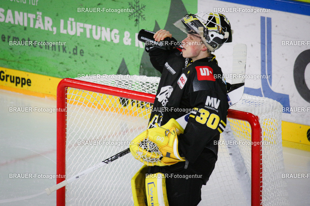 14.11.2025 Krefeld Pinguine - BLue Devils Weiden | Krefeld, Deutschland, 14.11.2025: Julius Schulte (Krefeld Pinguine) Torwart, während des DEL2-Spiels zwischen Krefeld Pinguine - Blue Devils Weiden am 14.11. 2025 in der Yayla-Arena in Krefeld, Deutschland. (Foto Ralph Görtz / Brauer-Fotoagentur)