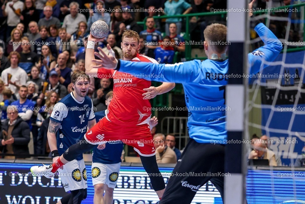 BHC18122501056 | 18.12.2025, Handball, Viertelfinale DHB-Pokal, Bergischer HC - MT Melsungen, Unihalle Wuppertal: David Mandic (Melsungen #07) beim Wurf auf das Tor von Torhüter Christopher Rudeck (BHC #01) 
