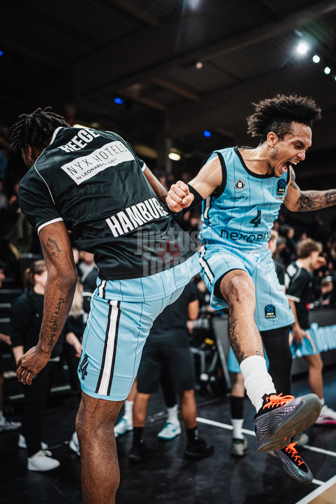 Basketball | Männer | Saison 2024/2025 | BKT EuroCup | Veolia Towers Hamburg vs. Hapoel Bank Yahav Jerusalem | 17.12.2024 | v.l. Camron Reece (#14, Veolia Towers Hamburg) und Jaizec Lottie (#4, Veolia Towers Hamburg) jubeln nach dem Sieg