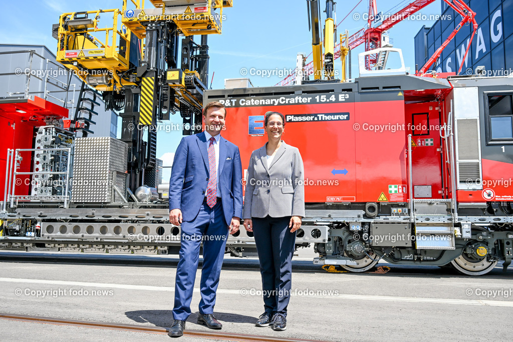 Pressekonferenz OeBB-Infrastruktur AG und Plasser _ Theurer_  guene Instandhaltungsflotte_ 01.06.2023-20 | 01.06.2023, Hafenstrasse, AUT, Pressekonferenz OeBB-Infrastruktur AG und Plasser & Theurer,  Praesentation des ersten Fahrzeugs der neuen gruenen Instandhaltungsflotte, im Bild Johannes Max-Theurer (CEO Plasser & Theurer), Judith Engel (Vorstand der OeBB-Infrastruktur AG, Ressort Netzausbau und Infrastrukturbereitstellung)