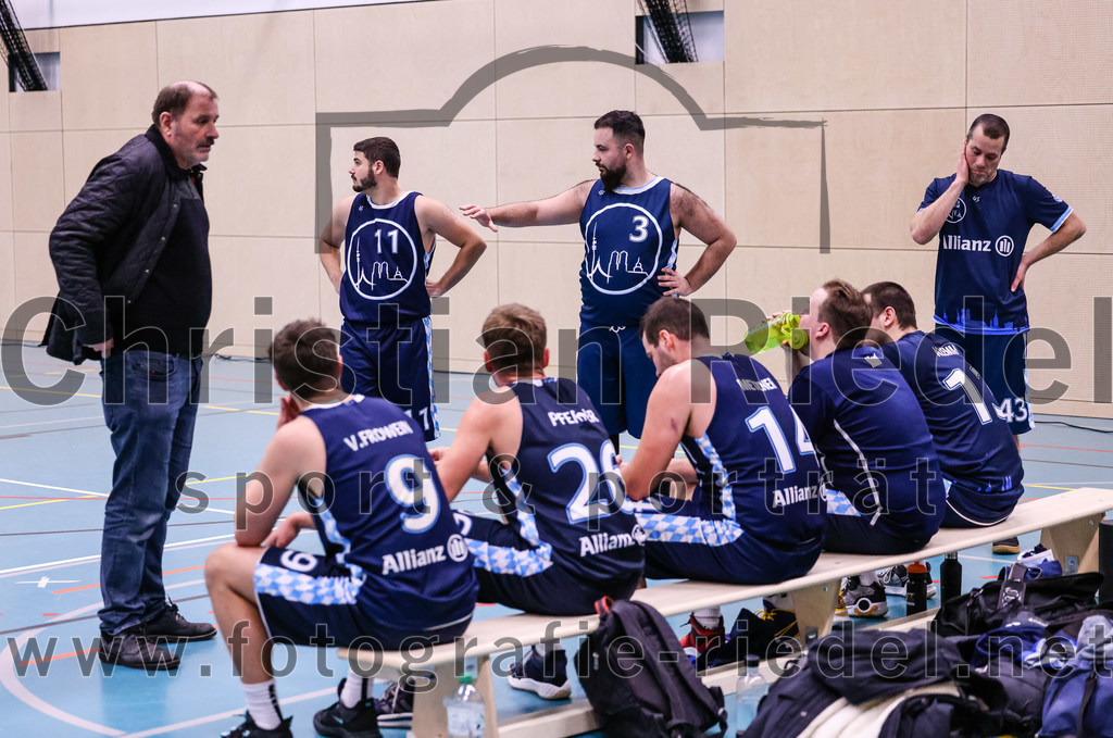 2022-04-03_083_TSV_Vaterstetten_gegen_SV_Weissblau-Allianz_Muenchen | Vaterstetten, Deutschland, 03.04.2022:
Basketball, Bezirksoberliga Herren 2021 / 2022, 14. Spieltag, TSV Vaterstetten gegen SV Weißblau-Allianz München, Endergebnis: 86:54

Daniel Linke (SV Weißblau-Allianz München, #9), Yasin Gürel (SV Weißblau-Allianz München, #11), Rene Pferner (SV Weißblau-Allianz München, #26), Emre Urun (SV Weißblau-Allianz München, #3), Christian Metzner (SV Weißblau-Allianz München, #14), Maximilian Tedschemacher (SV Weißblau-Allianz München, #43), Peter Fabian Klemm (SV Weißblau-Allianz München, #13)

Foto: Christian Riedel / fotografie-riedel.net