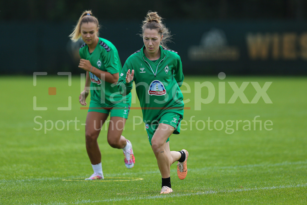 Fussball, Google Pixel Frauen-Bundesliga, Training SV Werder Bremen | v.li.: Lisa Josten (SV Werder Bremen, 7) bei einer Trainingsübung
