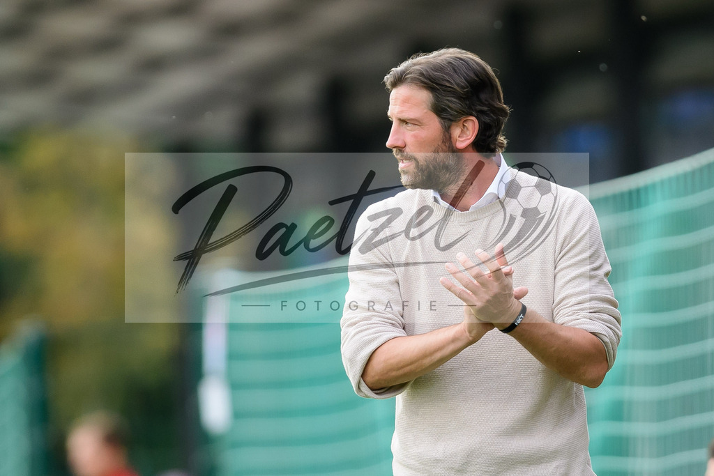 YLLEBR20210928_100 | Fussball, A-Junioren: Trainer Rik De Mil (Club Brugge KV) gestikuliert, Gestik beim Spiel der UEFA Youth League zwischen RB Leipzig und FC Bruegge im Stadion am Cottaweg am 28.09.2021 in Leipzig, Deutschland. - Realisiert mit Pictrs.com