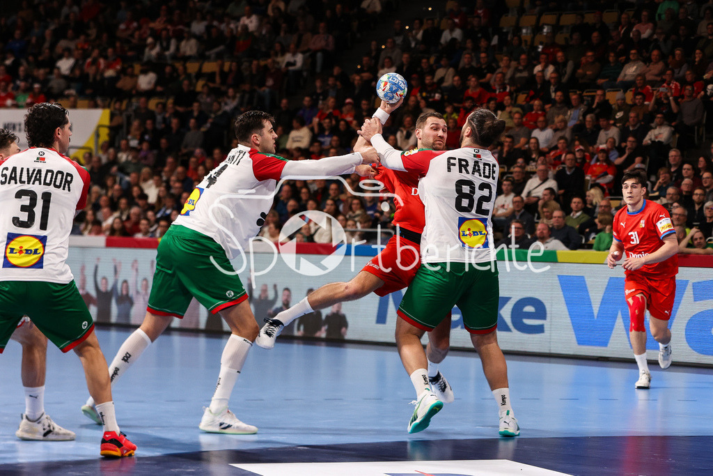 Tschechien - Portugal | Tomas BABAK (CZE #19) bleibt an Luis FRADE (POR #82) haengen