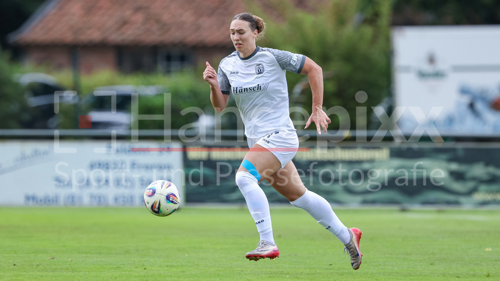Fussball, Testspiel Frauen, SV Meppen - VfL Bochum | Lucy Karwatzki (SV Meppen, 7) am Ball, Freisteller, Einzelbild, Ganzkörper, Aktion, Action, Spielszene