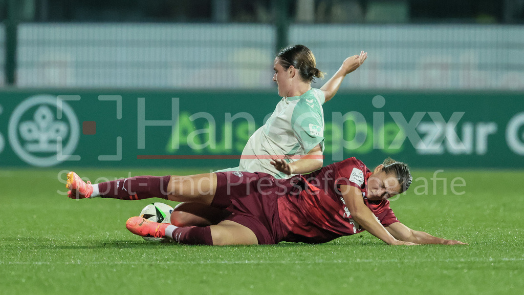 Fussball, Google Pixel Frauen-Bundesliga, RB Leipzig - SV Werder Bremen | v.li.: Lara Schmidt (SV Werder Bremen, 24) und Giovanna Hoffmann (RB Leipzig, 7) im Zweikampf, Duell, Dynamik, Aktion, Action, Spielszene, DIE DFB-RICHTLINIEN UNTERSAGEN JEGLICHE NUTZUNG VON FOTOS ALS SEQUENZBILDER UND/ODER VIDEOÄHNLICHE FOTOSTRECKEN. DFB REGULATIONS PROHIBIT ANY USE OF PHOTOGRAPHS AS IMAGE SEQUENCES AND/OR QUASI-VIDEO.
